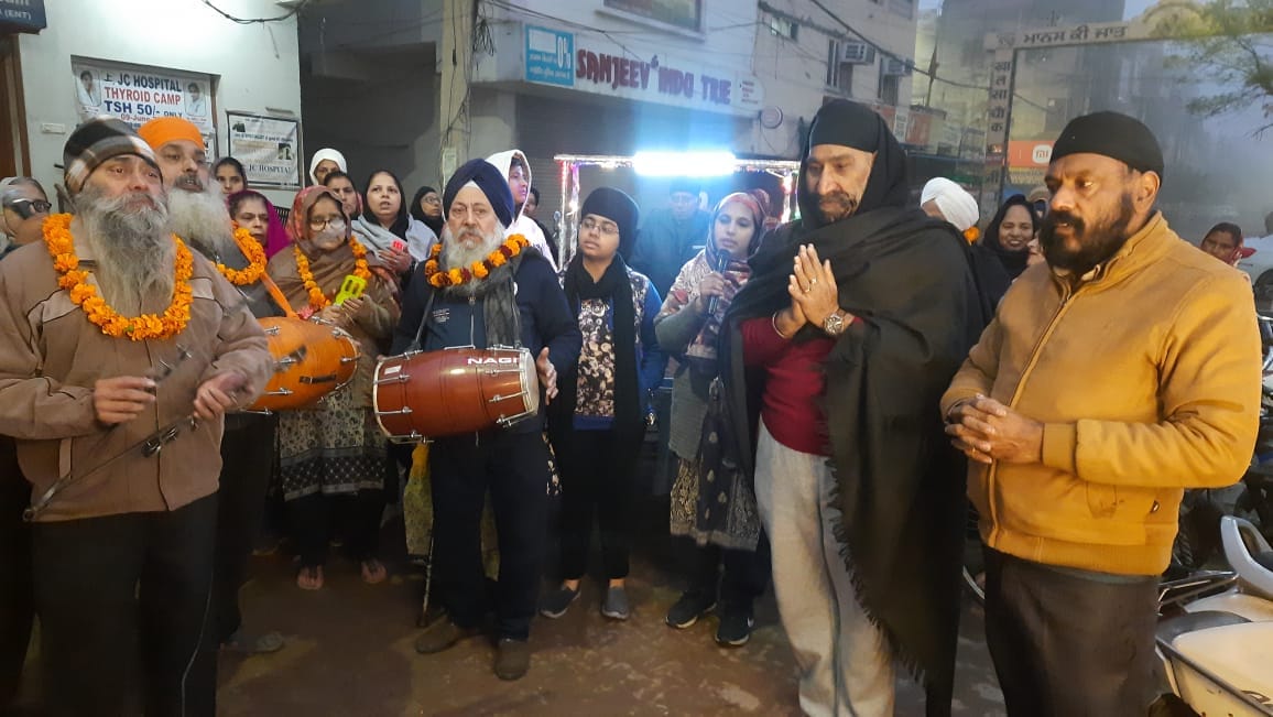 The congregation took out a morning procession on the occasion of Prakash Parv