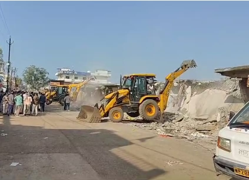 Chhindwara Bulldozers ran 33 shops in Junnardev administration demolished illegal complex in presence police