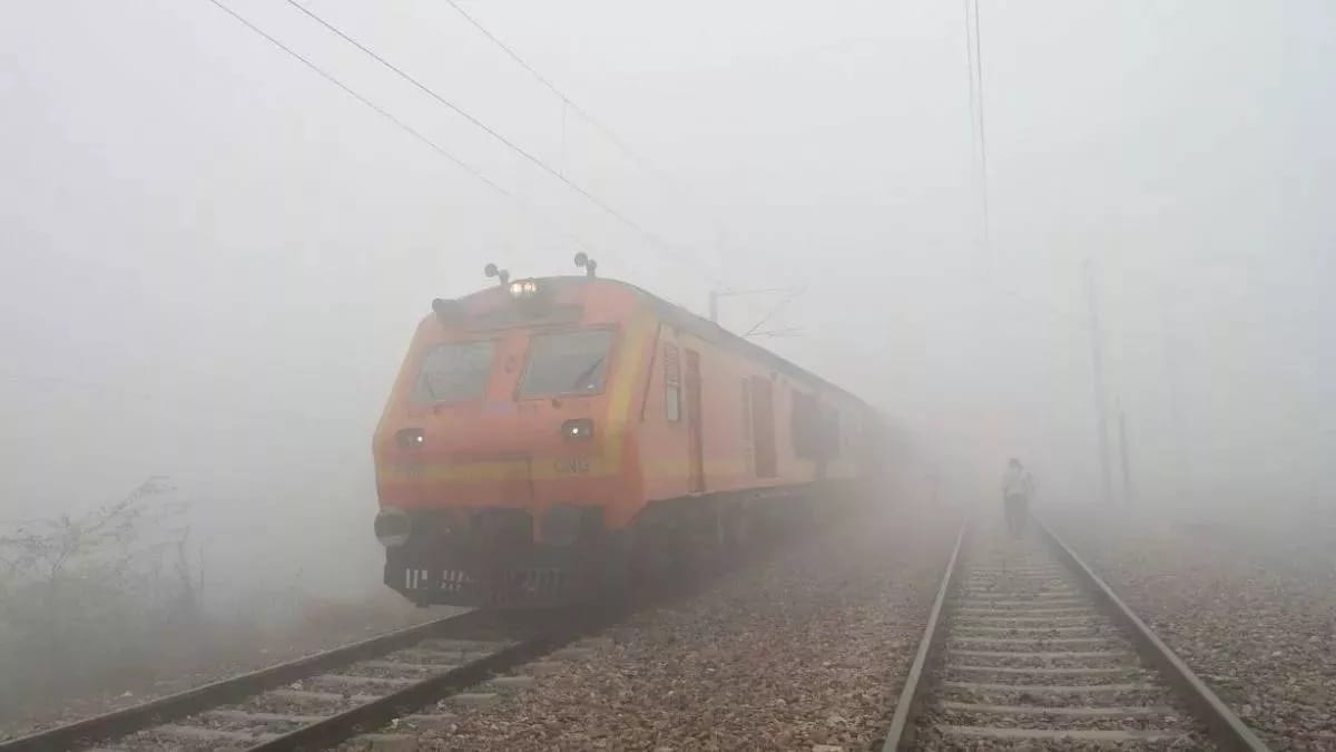 trains and flights are delayed Due to fog in Delhi