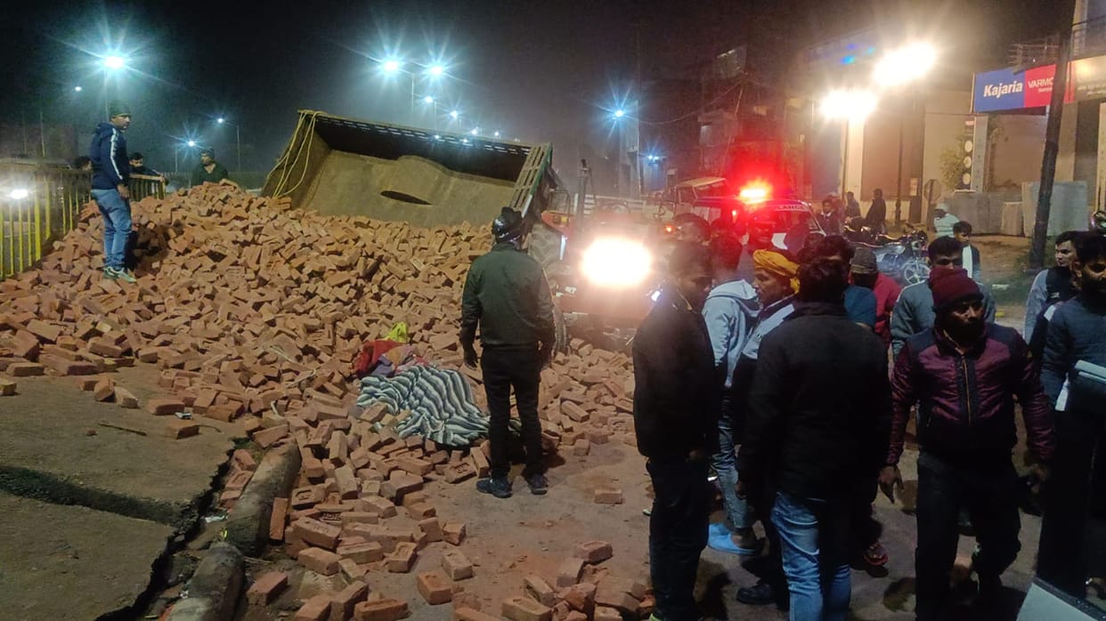 Tractor-trolley overturned, four people injured
