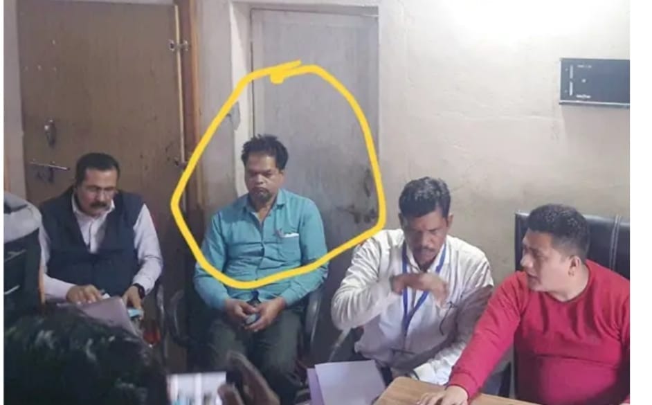 Chhindwara Jabalpur Lokayukta team caught secretary taking bribe in Ravanwada Panchayat case registered