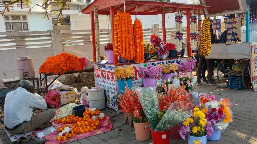 Flower business flourishes in the market on New Year