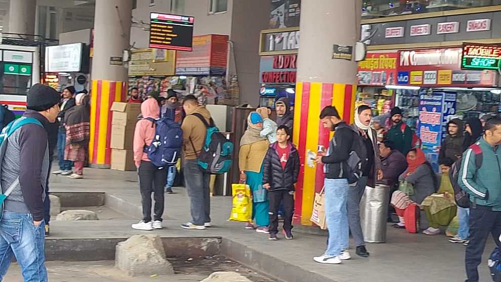 Crowd gathered at the airport in the morning, buses not available for Delhi and Chandigarh