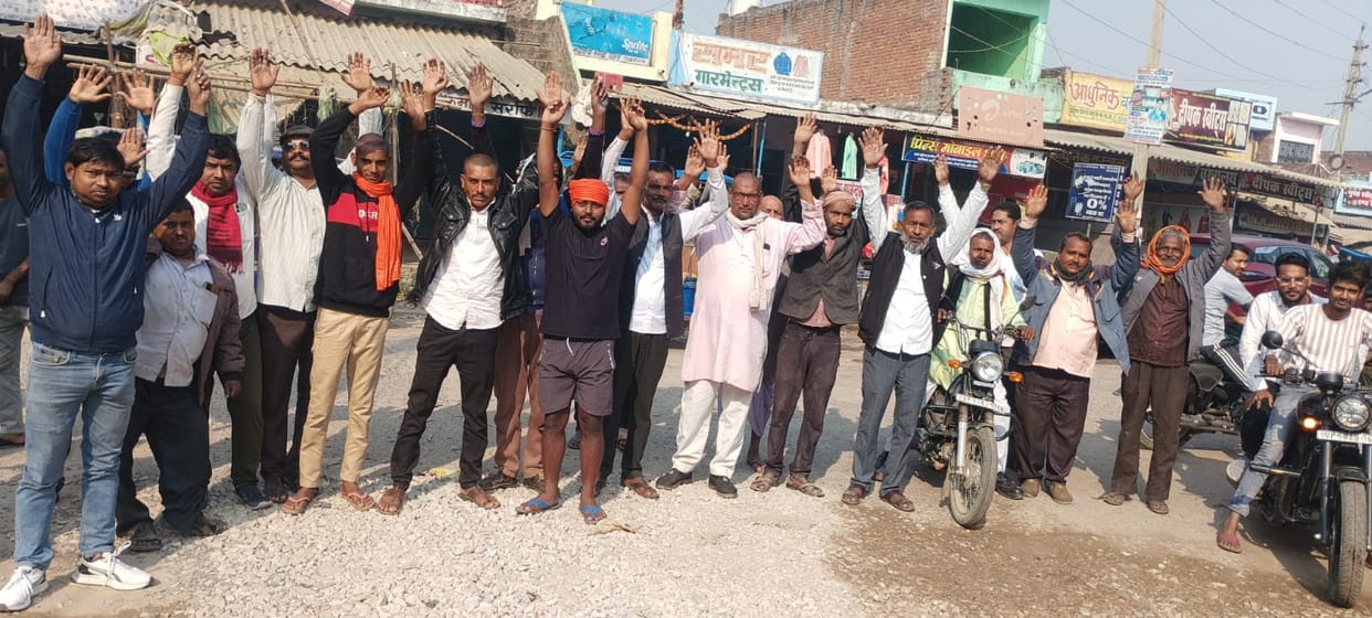 People demonstrated on incomplete road construction