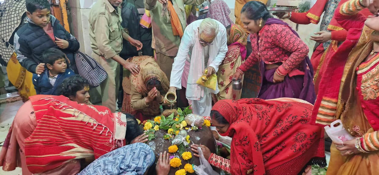 Damoh Devotees arrived to visit Lord Jageshwarnath on Somvati Amavasya
