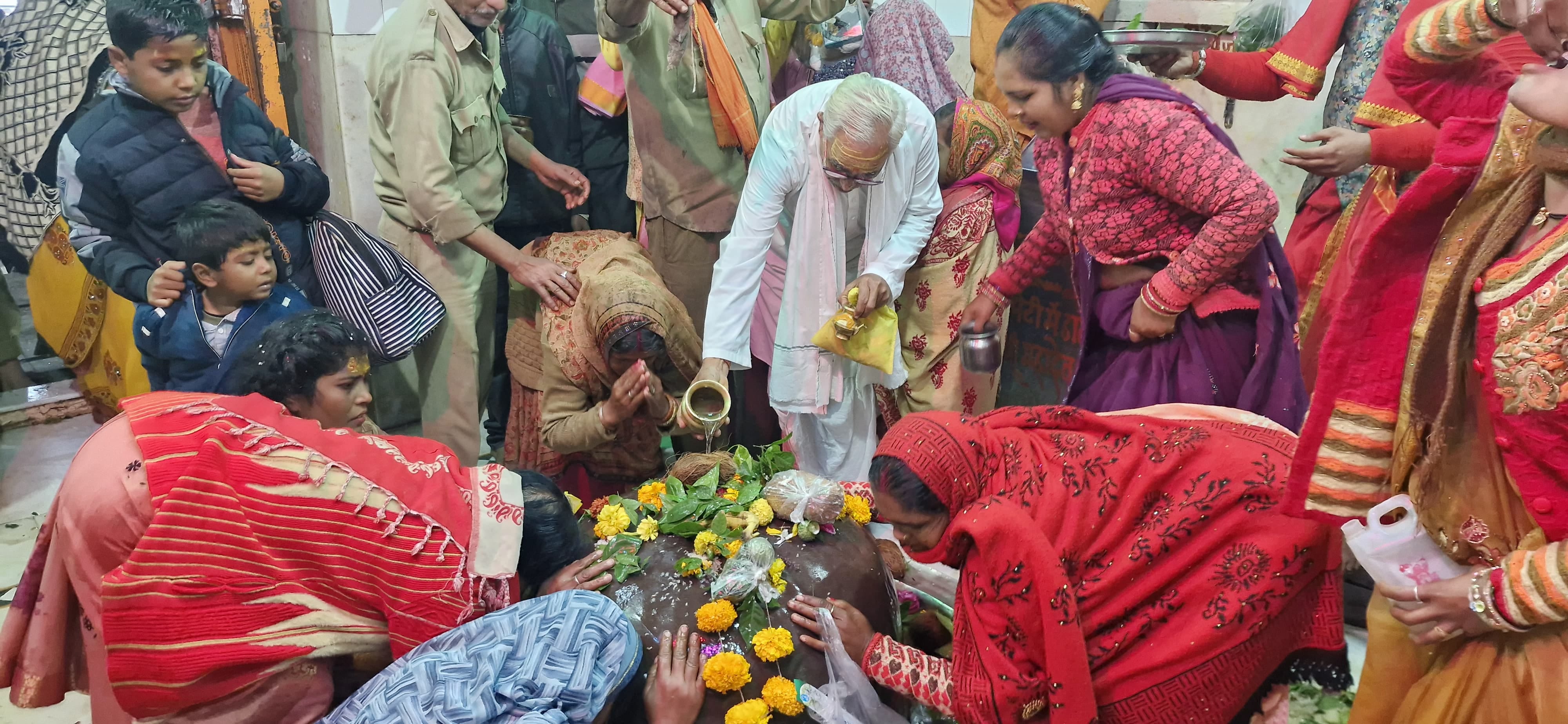 मंदिर में लगी श्रद्धालुओं की भीड़