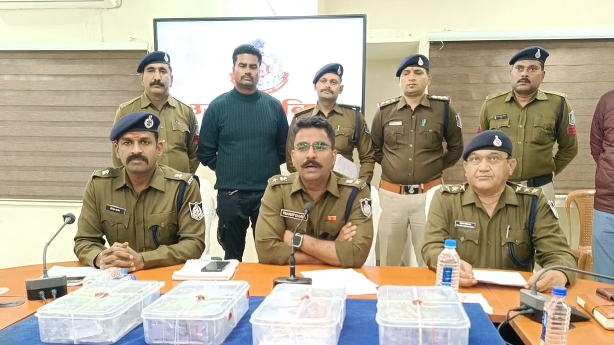Ujjain Radhe-Radhe gang looted in Nagda armed accused took employees hostage and looted lakhs of rupees