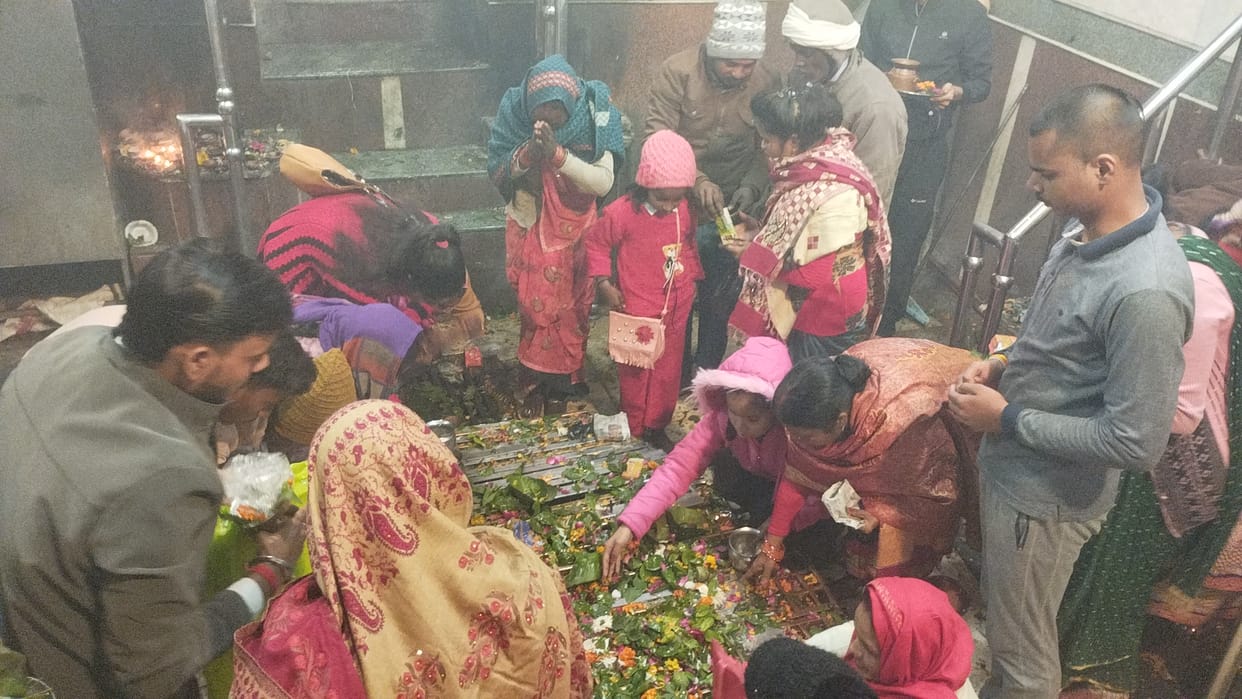 Devotees performed Jalabhishek on Somvati Amavasya