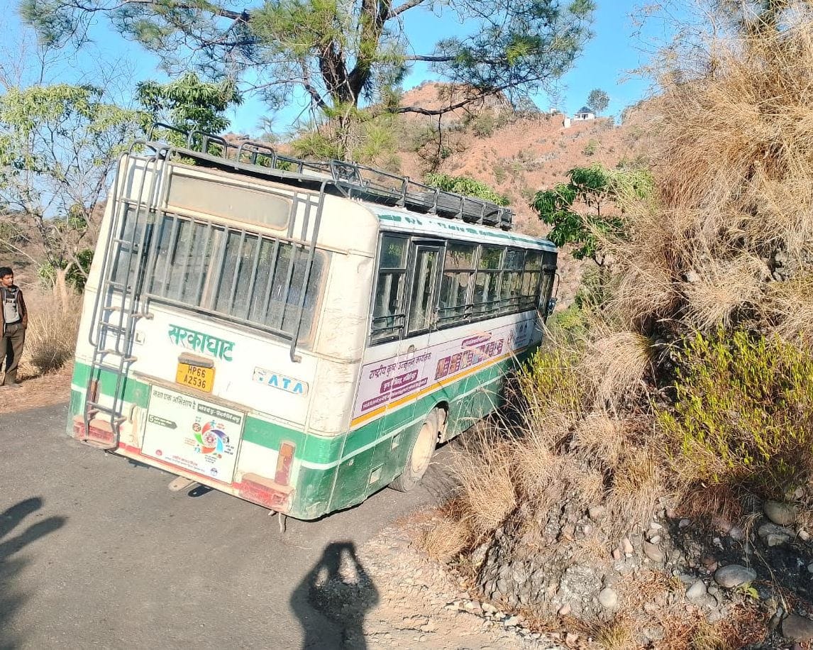 Bus going to Sarkaghat breaks down, passengers worried