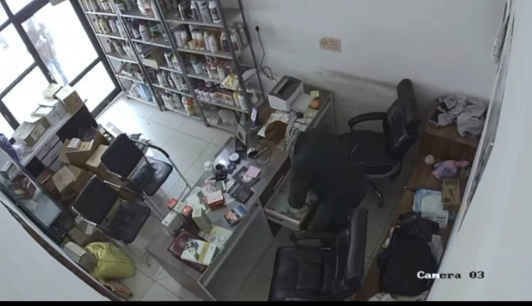 First Reiki, then seven lakh rupees were stolen by breaking the locks of the pesticide shop.