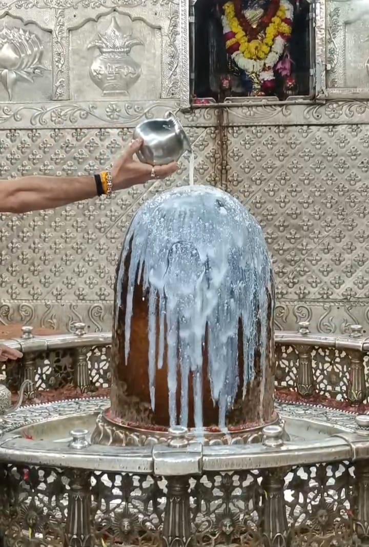 Ujjain News crowd of devotees gathered in courtyard of Baba Mahakal devotees will start new year like this