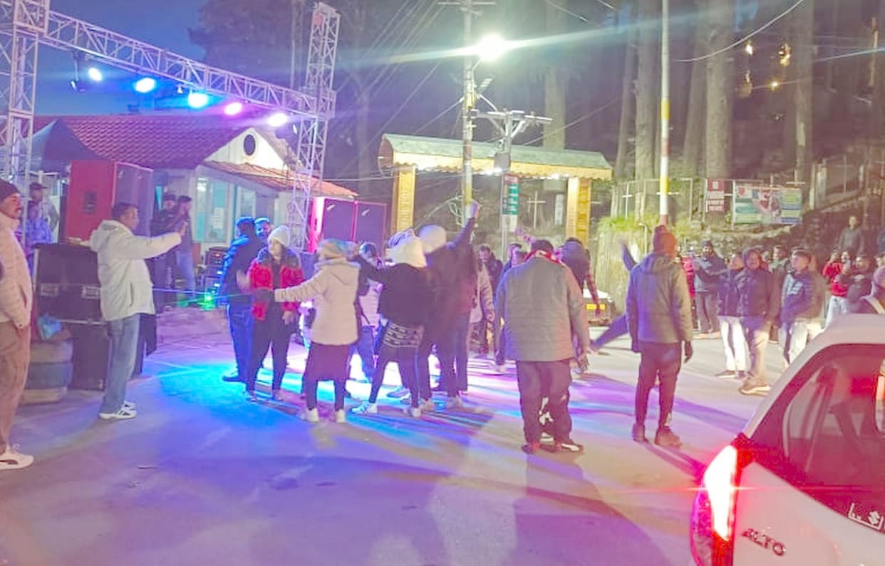 Tourists danced to the tunes of DJ in Dalhousie