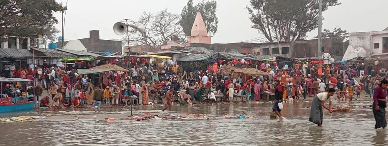 Flood of faith gathered at Ganga Ghat on Somvati Amavasya
