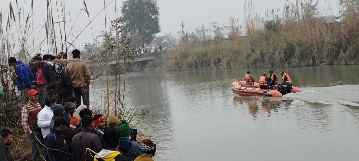 When there was an obstacle in love, six months pregnant wife was thrown into the canal.
