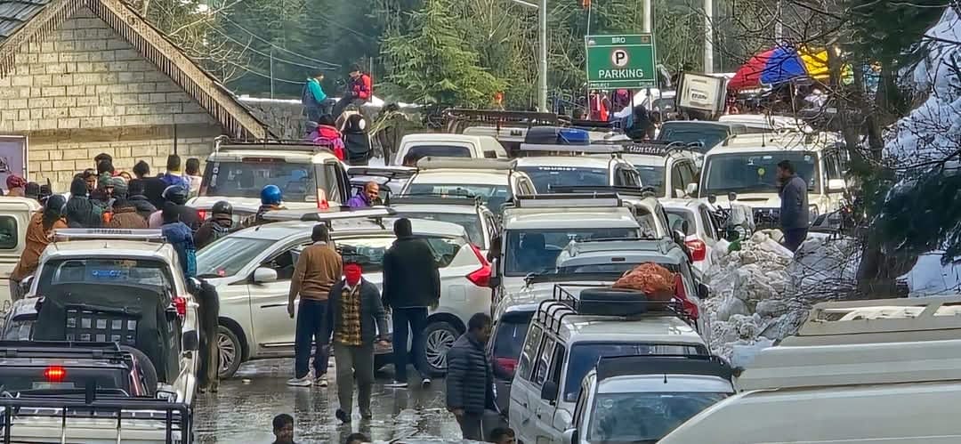 Crowd of tourists gathered for New Year, stuck in traffic jam in Solanganala