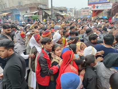 Devotees visited Bihariji under pressure of chaos and crowd