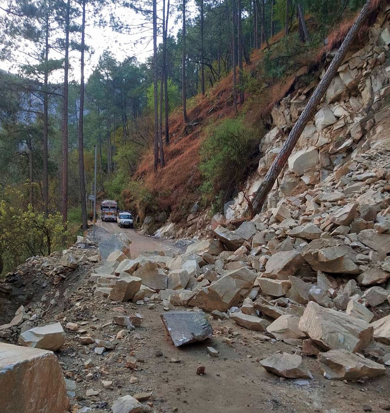 Landslide on Sainj-Newly road, more than 100 vehicles stranded