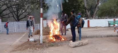 दिन में जलते रहे अलाव