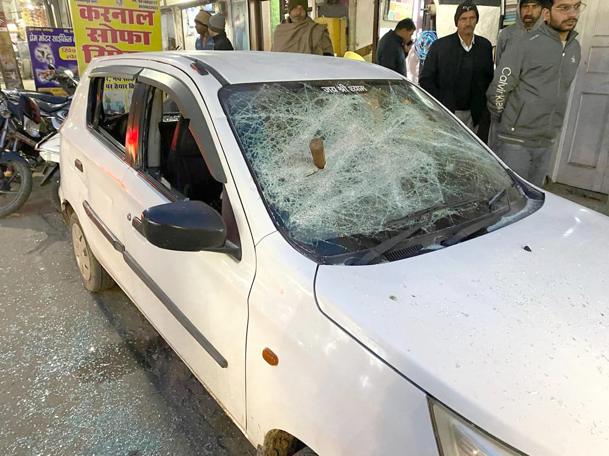 Unidentified youth attacked the lab in Safidon