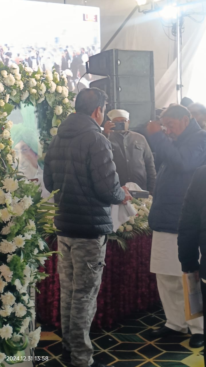 Tears became moist while paying tribute to his father, the worker said - Abhay Singh Chautala, you go ahead, we are with you.