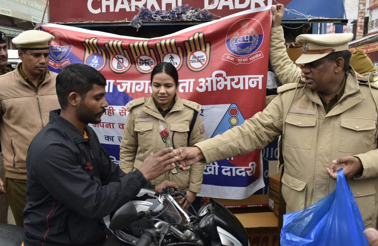 traffic police given rose