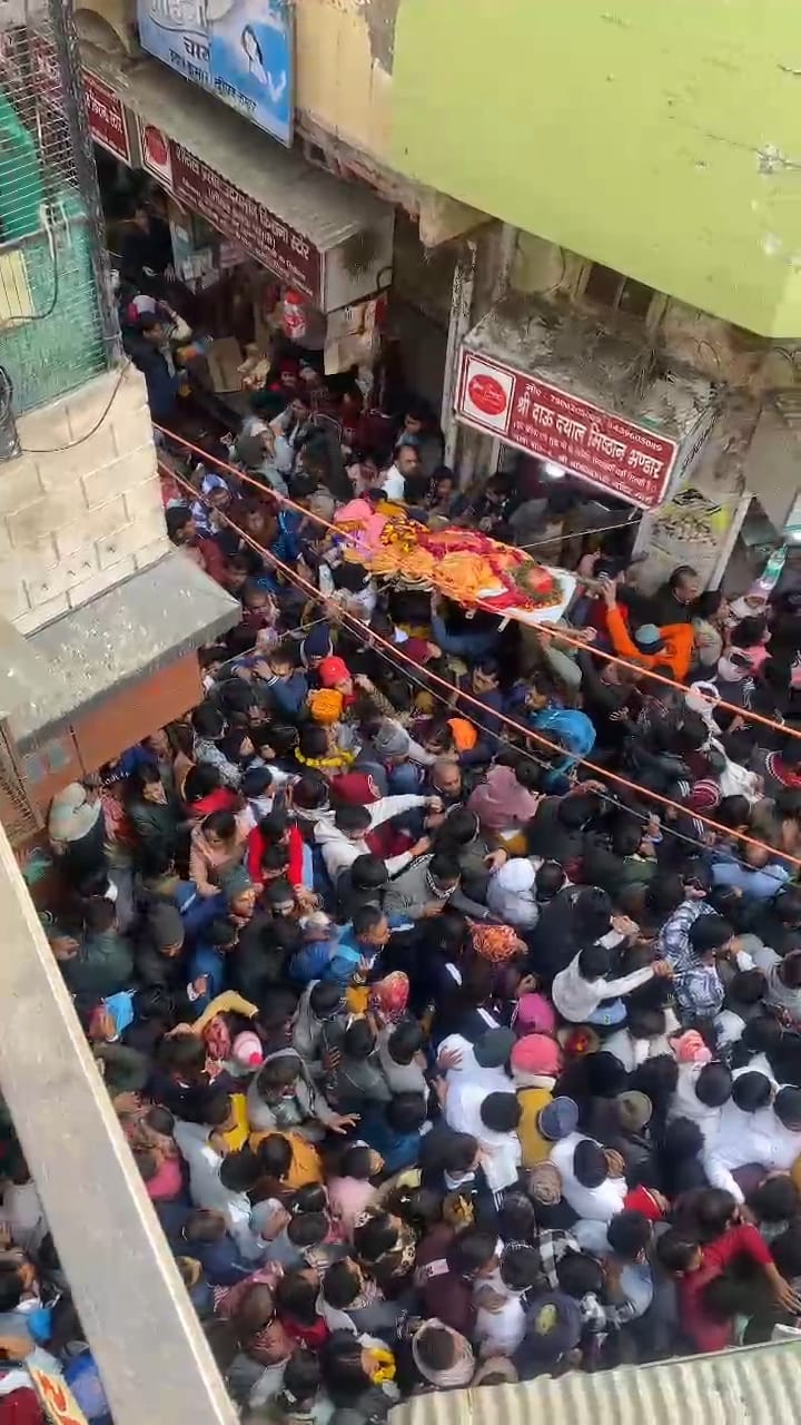 The funeral procession got stuck in the crowd of devotees in Vrindavan