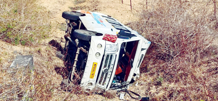 The bus of Bhopal devotees coming to Jaigurudev Ashram landed in a field from the road 12 people injured.