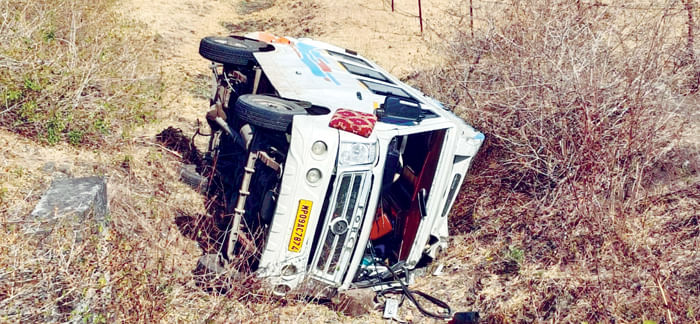 Ujjain News: जयगुरुदेव आश्रम आ रहे भोपाल के श्रद्धालुओं की बस खेत में उतरी, हादसे में 12 लोग घायल
