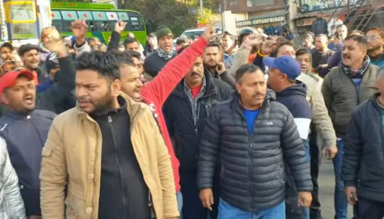 Sloganeering at Banikhet Chowk, wheels of tourist vehicles also jammed