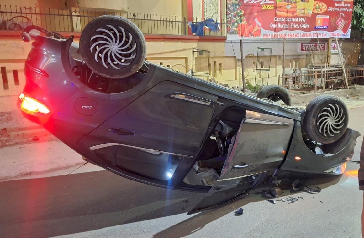 The car overturned after colliding with the divider on the road to the eye hospital