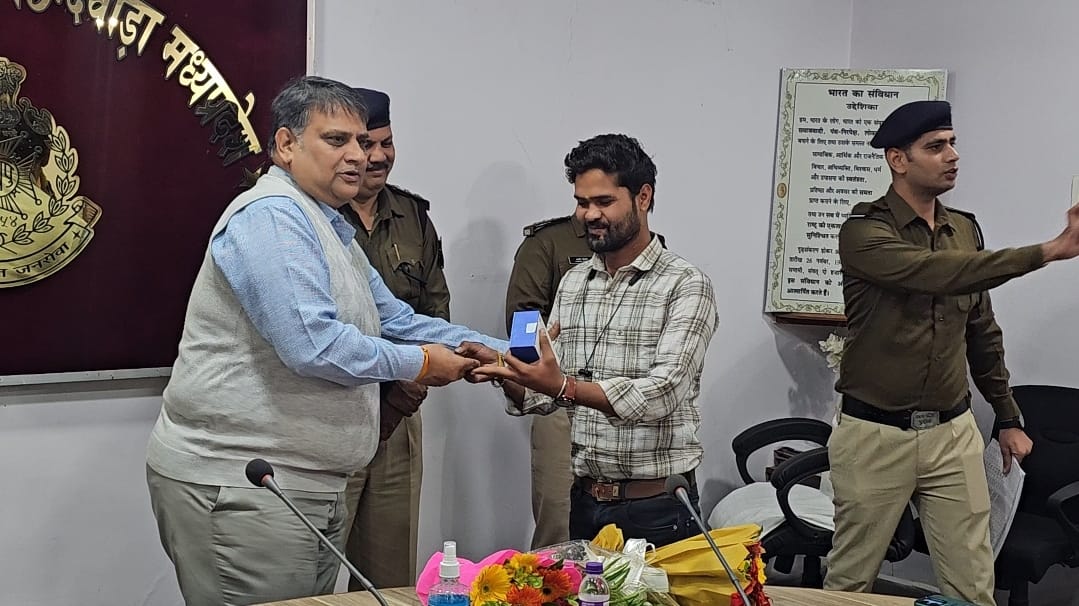 Chhindwara News: Police gave a new year gift, returned 251 lost mobiles worth Rs 46.81 lakh