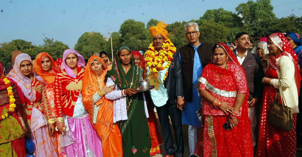 Unique farewell...Vijay Chauhan reached village by helicopter after completing police service