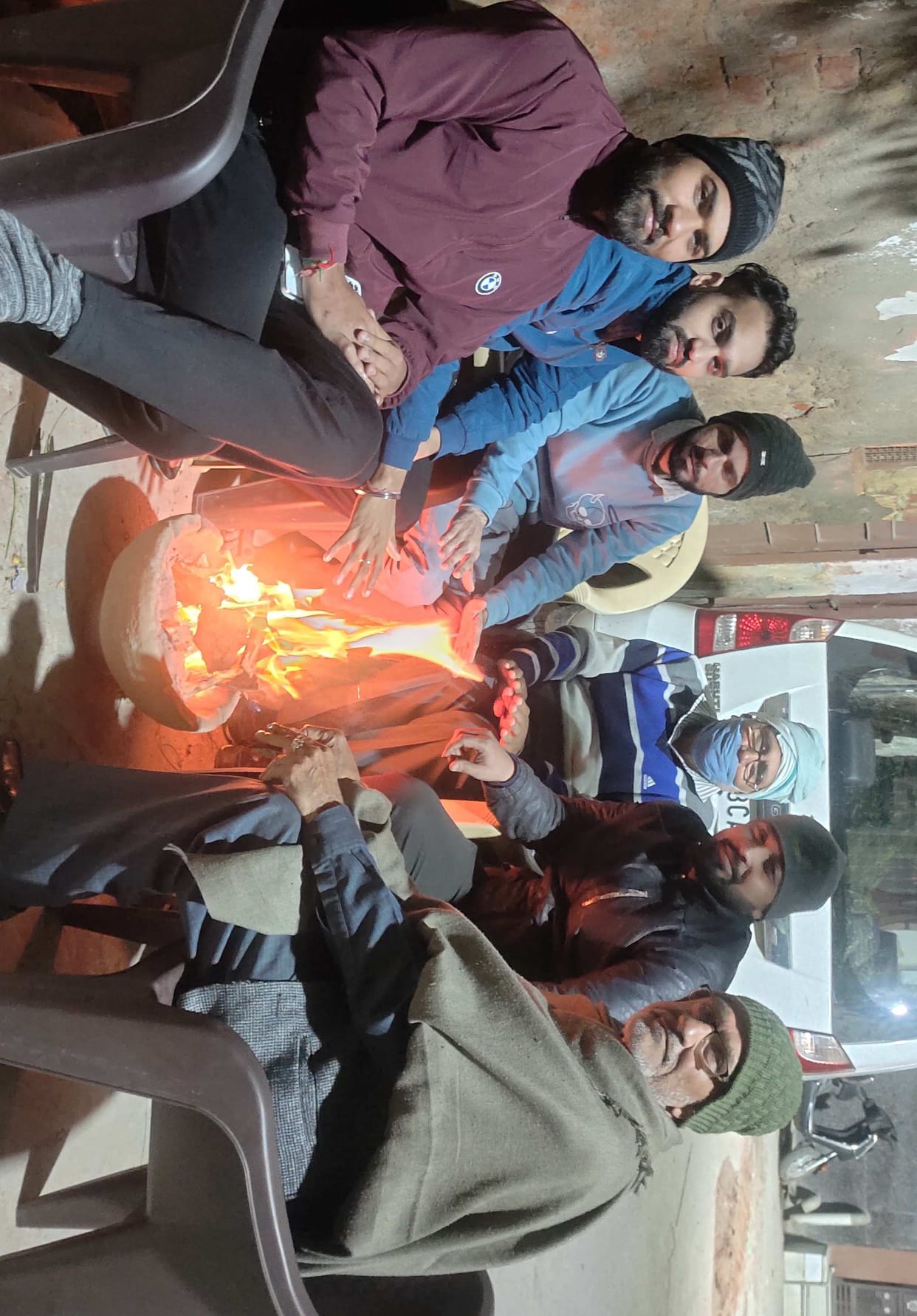 Bijnor: The youth burnt the sheet of the dargah and his own clothes,