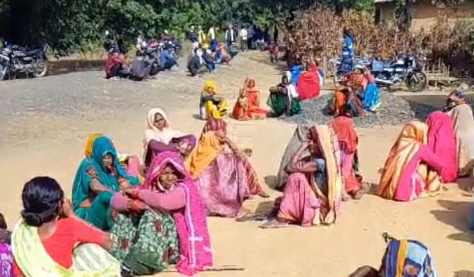 घर के बाहर बैठे लोग