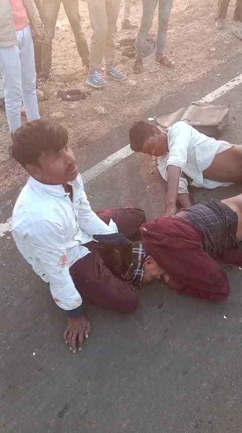 घटना स्थल पर पड़े घायल