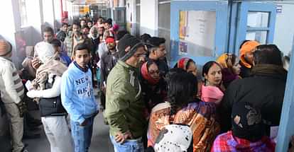 Barabanki News: ट्रॉमा सेंटर के सभी वार्ड फुल, निराश लौट रहे मरीज All wards of Trauma Center full, patients returning disappointed