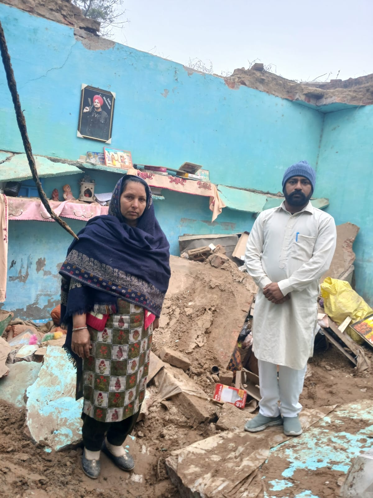 Roof of two houses collapsed in Mahmadaki village, 10 members of both families narrowly escaped.