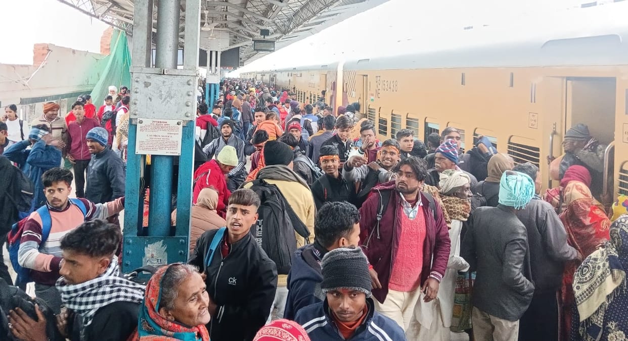 Crowd of devotees gathered in trains to go to Purnagiri