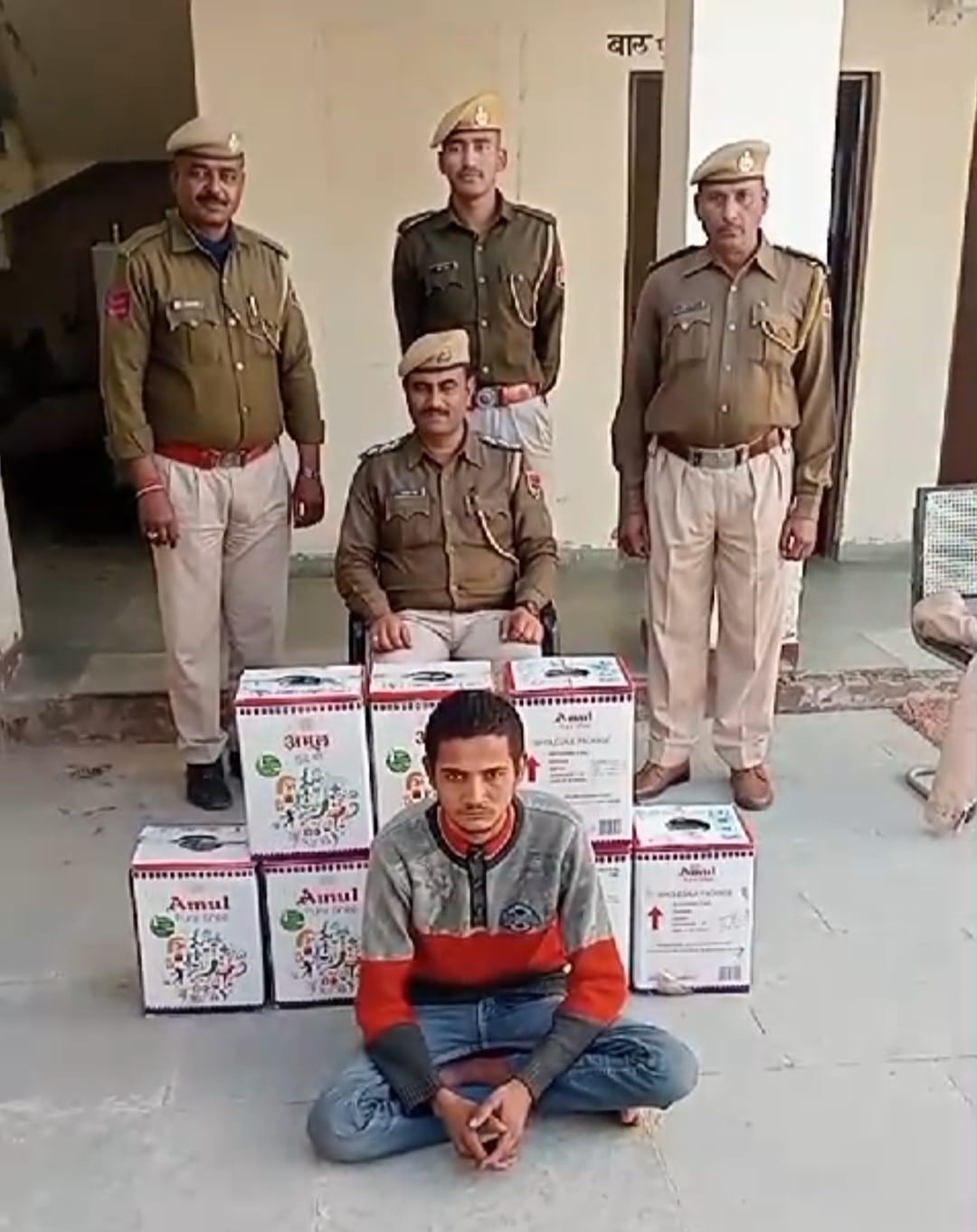 पुलिस की गिरफ्त में आरोपी