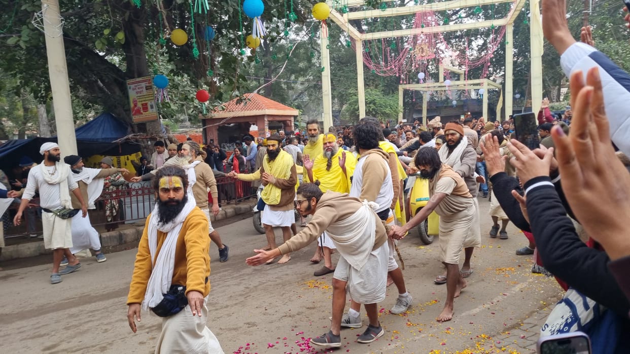 While returning home from Saint Premanand Ashram, he walked half the way on foot
