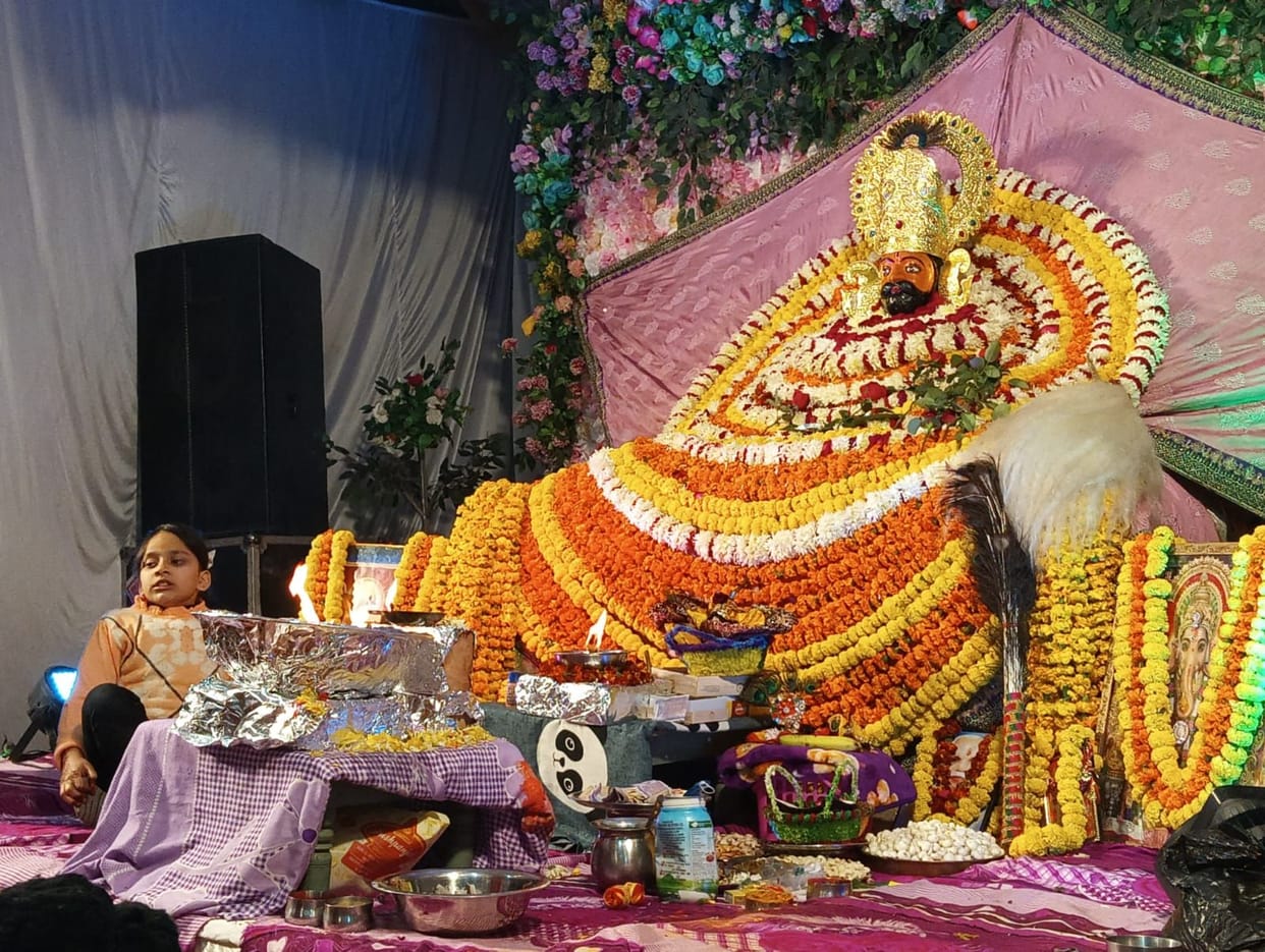 Devotees danced to the hymns of Khatu Shyam and Balaji.