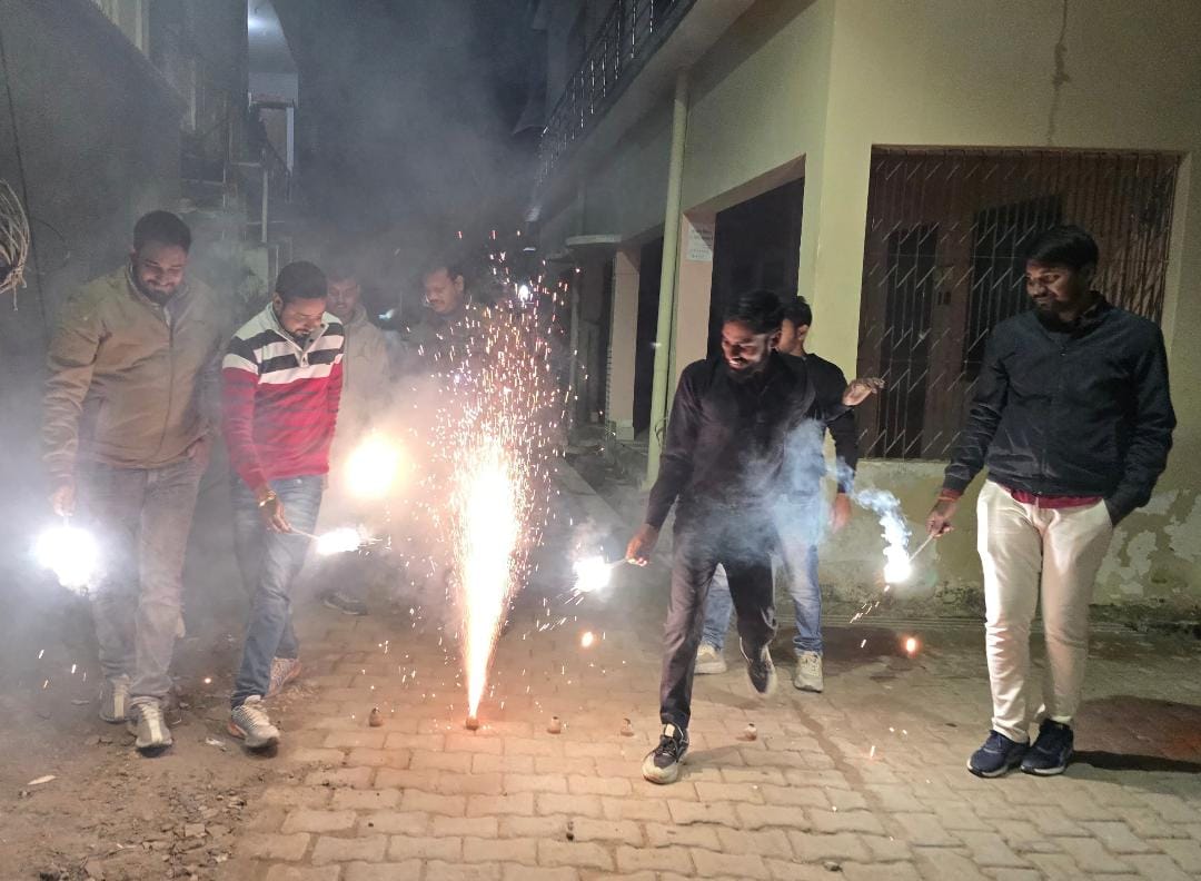 Dance to the tune of DJ... Happy New Year is echoed at 12 o'clock.
