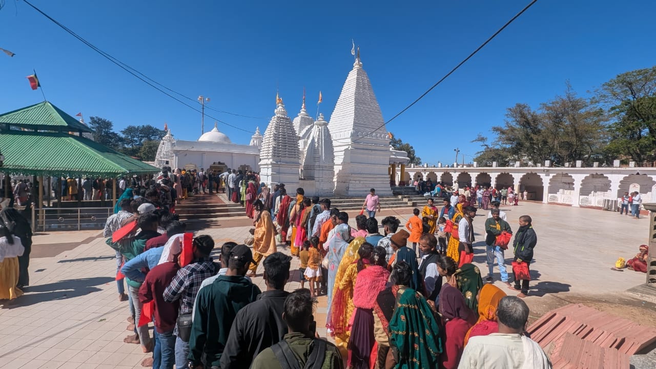 दर्शन के लिए अमरकंटक नर्मदा मंदिर में लगी श्रद्धालुओं की कतार