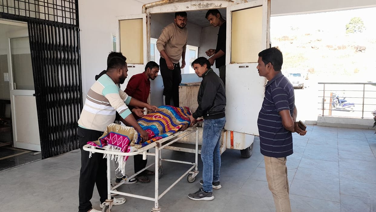 the youth was killed by his friend in front of his house in chhindwara