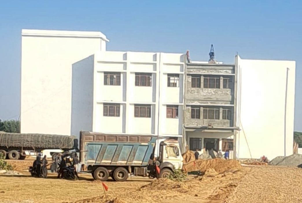Now six government schools of the district will get their own buildings by March, classes for children will start from the new session.