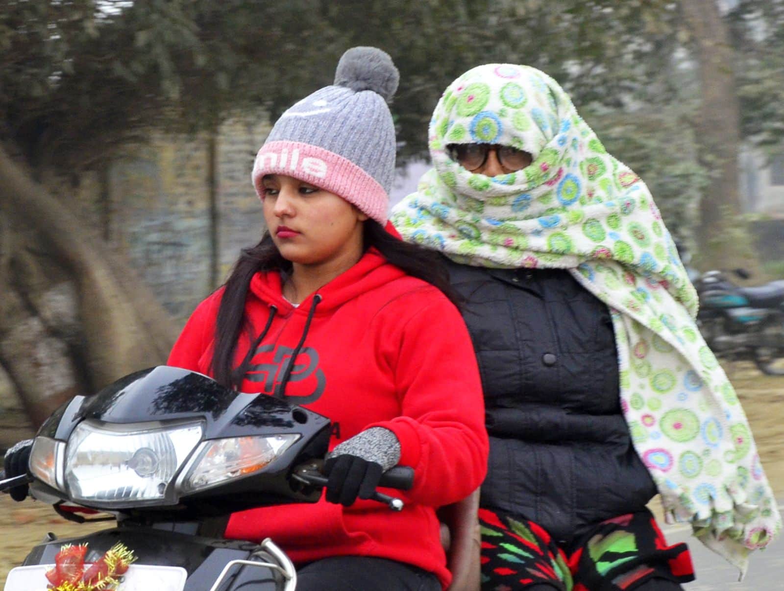 Winter wrath continues: Cold day conditions in West UP, people shivering in the biting cold, dense fog, no r