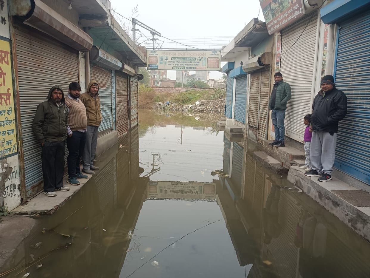 Railway underbridge filled with five feet of water due to breakage of disposal pump line, anger among shopkeepers