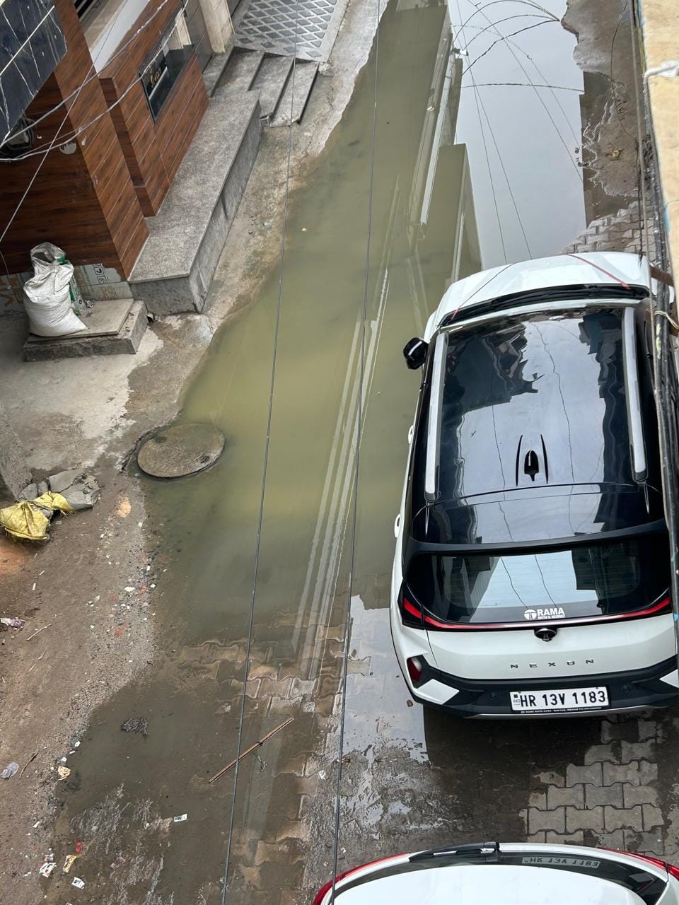 Dirty water is spreading due to sewer blockage in Agrawal Colony, people are troubled