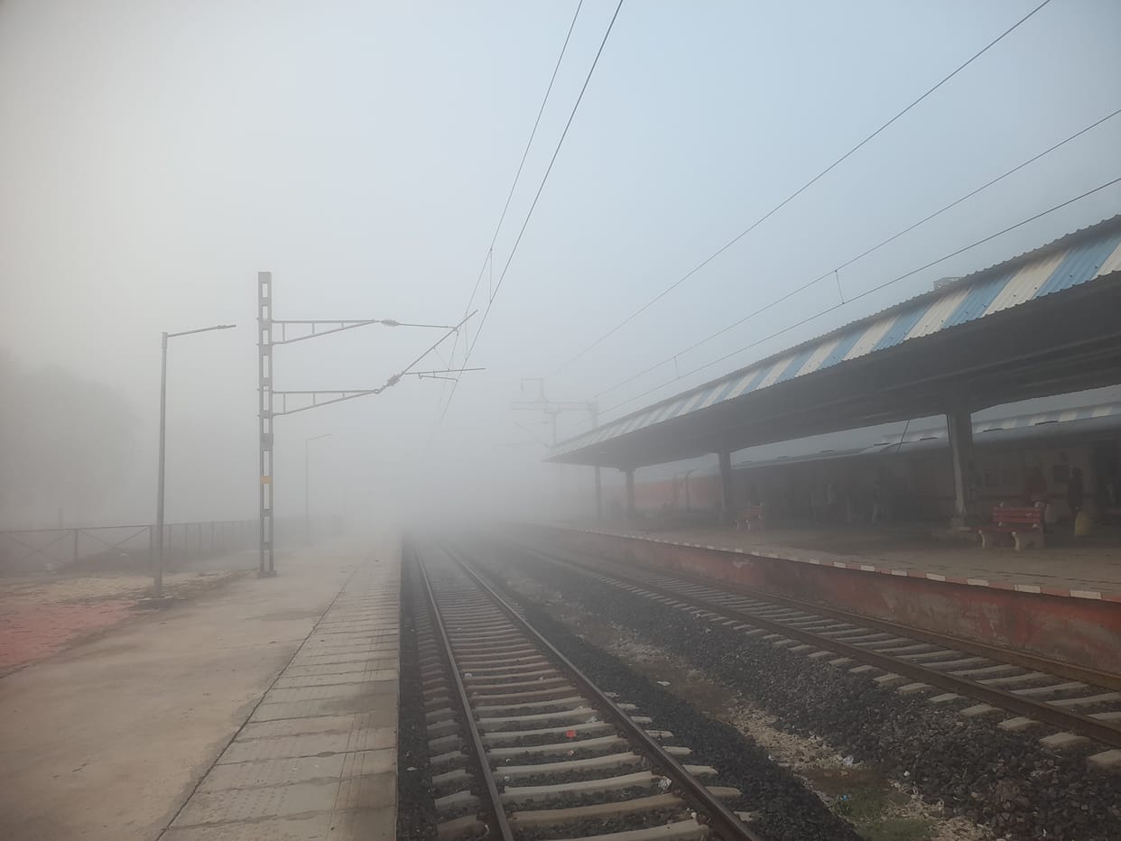 Dense fog engulfed the road and railway station in Damoh