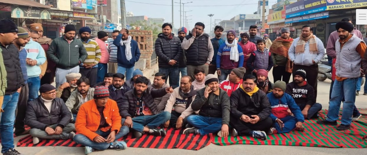 There was a clash between the team that came to remove encroachment in Kalanwali and the traders, staged a dharna